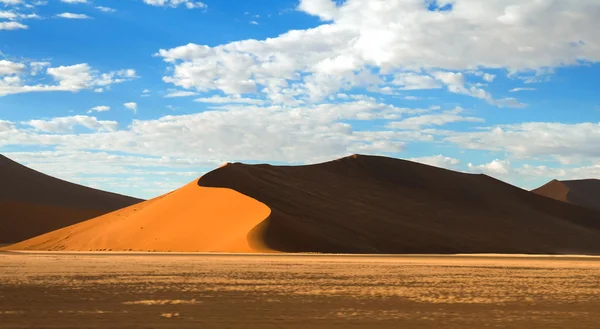 Deep shadows on Sossusvlei dunes at sunrise in Namib desert — Stock Photo, Image