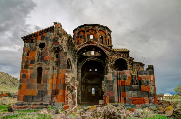 Yıkık katedral Talin,: Aragatsotn, Armenia — Stok fotoğraf