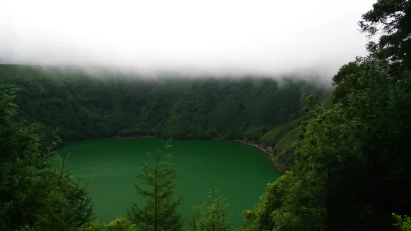 Wolk boven groen Lake Santiago, Sao Miguel island, Azoren, Portugal — Stockfoto