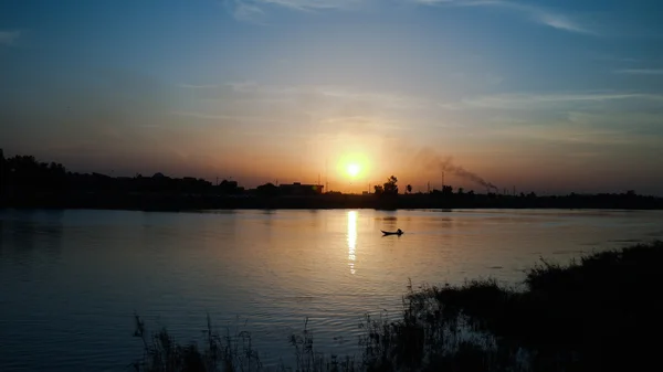 Paisaje del río Éufrates en Nasiriyah al atardecer Irak —  Fotos de Stock