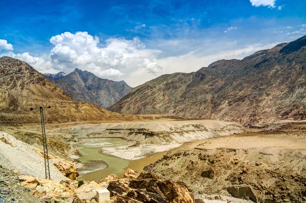 Vzniká soutokem řek Gilgit a Indu, Gilgit-Baltistán Pákistán — Stock fotografie