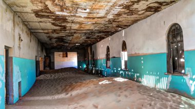 Hayalet kasaba Kolmanskop Namibya harap evin iç