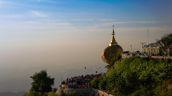 Kyaiktiyo Pagoda aka Golden rock na západu slunce Myanmar — Stock fotografie