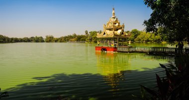 Çardak Kandawgyi Gölü en boyunca Yangon Myanmar kıyıları