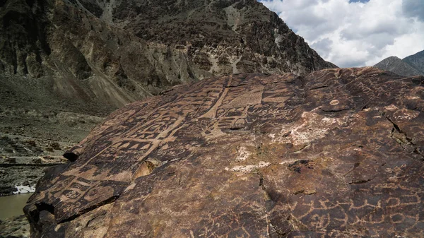 Petroglifos en la orilla del río Indo, Gilgit-jalá Pakistán — Foto de Stock