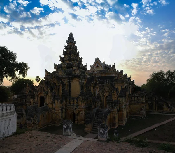 Маха Aungmye Bonzan храму на заході сонця, Ава М'янма — стокове фото
