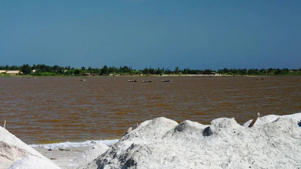 https://ko.depositphotos.com/129418678/stock-photo-salt-mining-in-rose-lake.html 장미 호수 다카르 세네갈에서 소금 광산 — 스톡 사진 © Homocosmicos ...