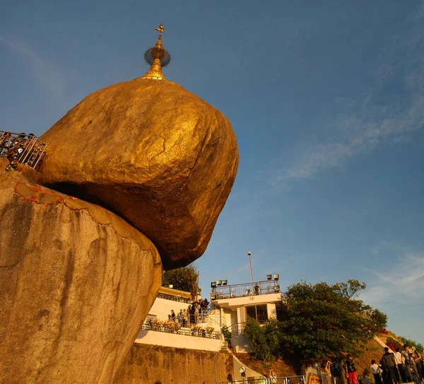 Kyaiktiyo Pagoda aka Golden rock ao pôr-do-sol Myanmar — Fotografia de Stock