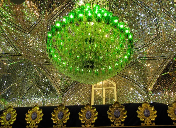 Shah Cheragh moskee spiegel mozaïek plafond, Shiraz, Iran — Stockfoto