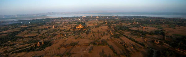 Balonismo ao amanhecer sobre Bagan, milhares de estupas — Fotografia de Stock