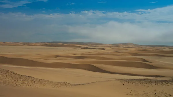 Paesaggio con dune di sabbia vicino Swakopmund, Namibia — Foto Stock