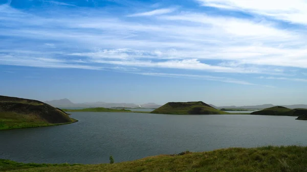 Landschap van de heuvels Skutustadir, Myvatn merengebied, IJsland — Stockfoto