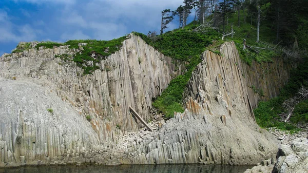 Pelaren stenar av Stolbchatiy cape i Kunashir, Kurilerna Ryssland — Stockfoto