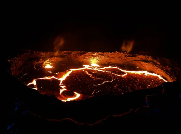 Cráter del volcán Erta Ale, lava derretida, depresión de Danakil, Etiopía — Foto de Stock