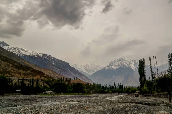 Río Gilgit cerca del paso de Shandur, Pakistán — Foto de Stock