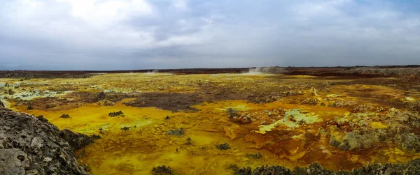 Panorama all'interno del cratere vulcanico di Dallol nella depressione di Danakil Etiopia — Foto Stock
