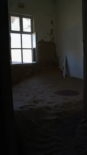 Interior da casa arruinada na cidade fantasma Kolmanskop Namíbia — Fotografia de Stock