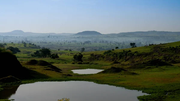Paysage agricole avec étangs et champs de teff en Ethiopie — Photo