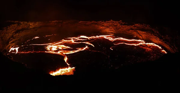 Cratere vulcanico di Erta Ale, lava che si scioglie, depressione di Danakil, Etiopia — Foto Stock