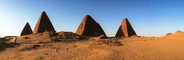 Panoráma pyramid poblíž Jebel Barkal mountain, Karima Núbie Súdán — Stock fotografie