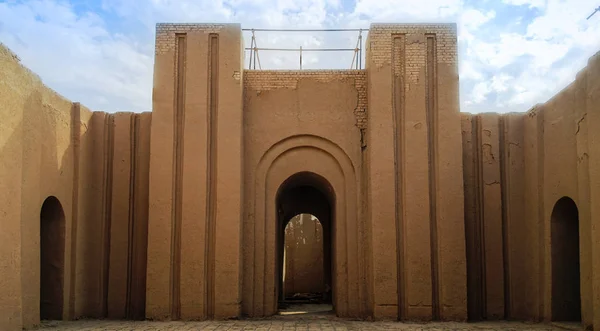Portão de ruínas parcialmente restauradas da Babilônia, Hillah Iraque — Fotografia de Stock