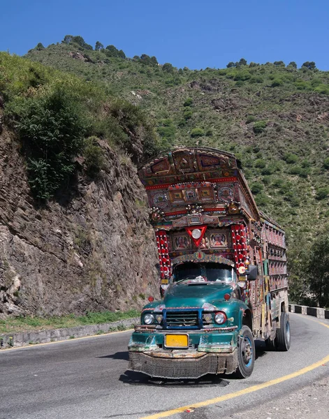 Camión decorado en la carretera de Karakoram Pakistán — Foto de Stock