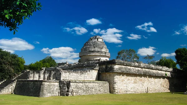 View to observatory ruin in Chichen Itza ancient city Mexico — Stock Photo, Image