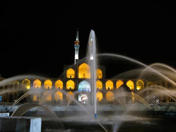 Площадь Комплекса Амира Чахмака и фонтан ночью, Язд Иран — стоковое фото