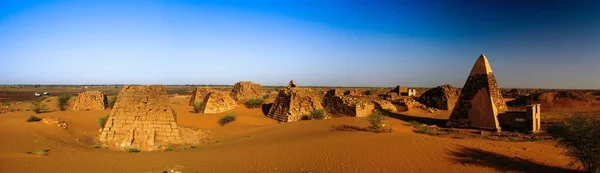 Panorama de las pirámides de Meroe en el desierto Sudán , — Foto de Stock