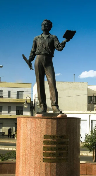 Estatua del poeta ruso Pushkin, Asmara Eritrea — Foto de Stock