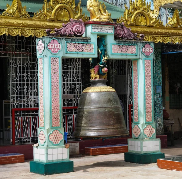 Дзвоник у Shwemawdaw пагода в нові М'янма, — стокове фото