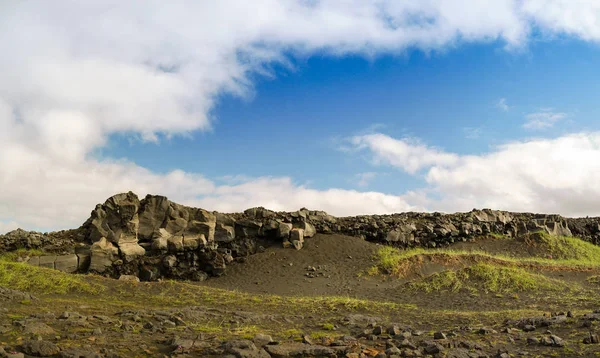 Skalní krajina u mostu mezi kontinenty Reykjanes — Stock fotografie