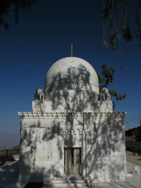 L'ombre de l'arbre sur le mausolée de mustaali, Hoteyb Yémen — Photo