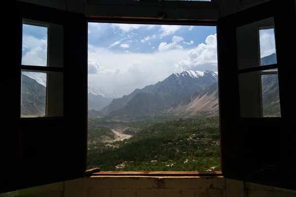 Vista del valle de Karimabad Hunza a través de la ventana del fuerte de jalá, Pakistán — Foto de Stock