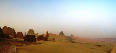 Gün batımında, Sudan çölde Meroe piramitler Panoraması,