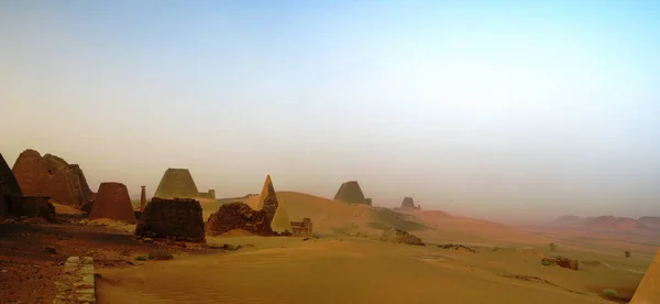 Panoráma Meroé piramisok a sivatagban, a naplemente, Szudán, — Stock Fotó