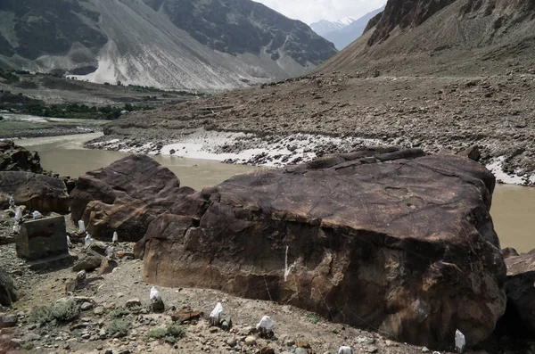 Petroglifos na margem do rio Indus, Chilas, Gilgit-Baltistão Paquistão — Fotografia de Stock