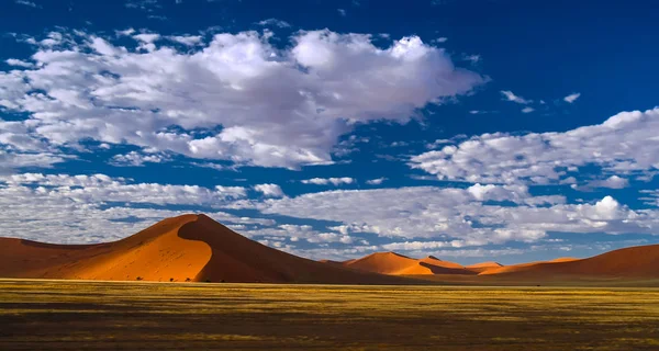 Mély árnyékok Sossusvlei dűnék sunrise Namíbia Namíb-sivatag — Stock Fotó