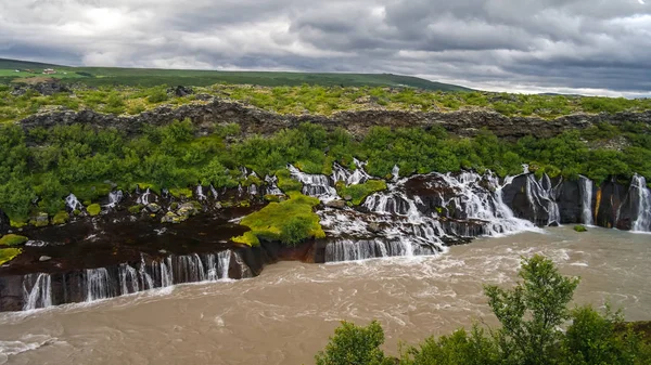 Landschaft hraunfossar Wasserfall auf hvita Fluss Island — Stockfoto