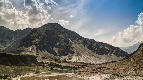 Vista para o rio Indus e vale, Karakoram Paquistão — Fotografia de Stock