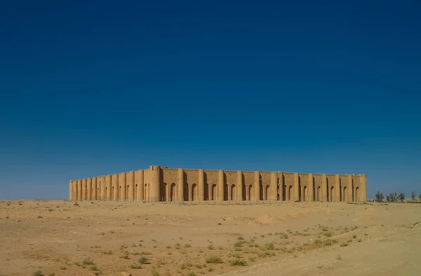 Widok zewnętrzny do twierdzy Al-Ukhaidir w pobliżu Karbala, Irak — Zdjęcie stockowe