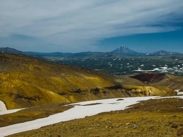 查看 Viluchinsky 火山从火山口 Mutnovsky，俄罗斯堪察加半岛 — 图库照片