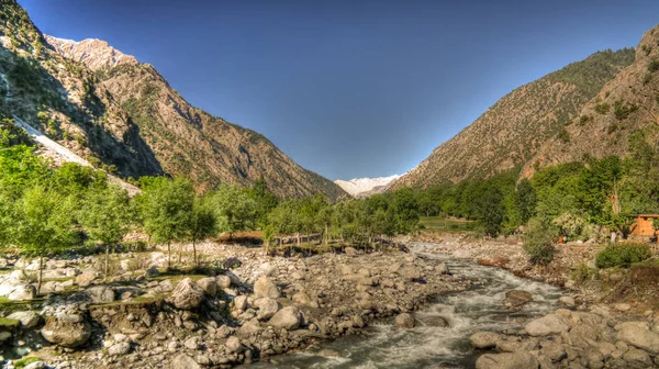 查看对 Bamboret 河和消减巴基斯坦吉德拉尔，卡拉什山谷 — 图库照片