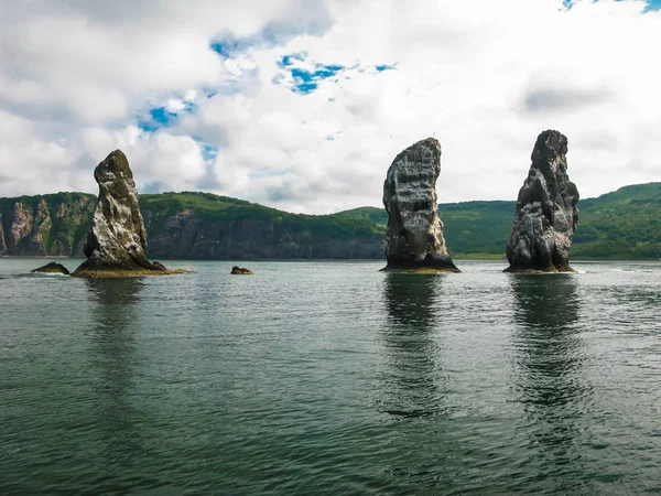 Tres hermanos rocas, bahía de Avacha, península de Kamchatka Rusia — Foto de Stock