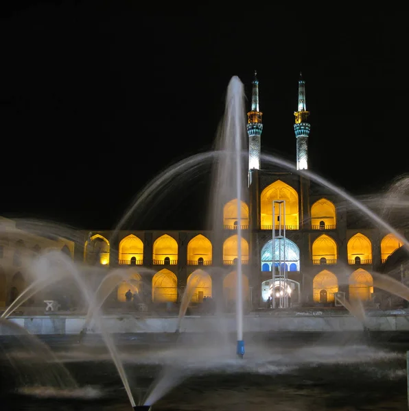 Amir Chakhmaq Plaza del complejo y fuente por la noche, Yazd Irán — Foto de Stock