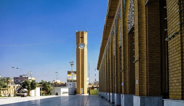 Exteriör vy över Abu Hanifa moskén med clocktower Bagdad, Irak — Stockfoto