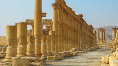 Palmyra sütunları Panoraması, Tetrapylon ve antik kent, IŞİd Suriye'yi yok etti