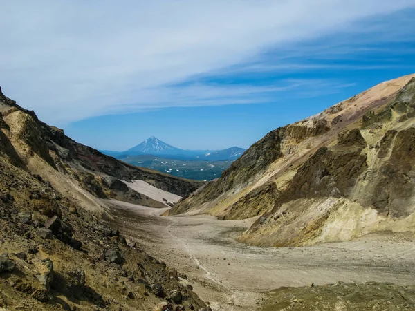 Mutnovsky, Kamcsatka Oroszország caldera vulkán Viluchinsky kilátás — Stock Fotó