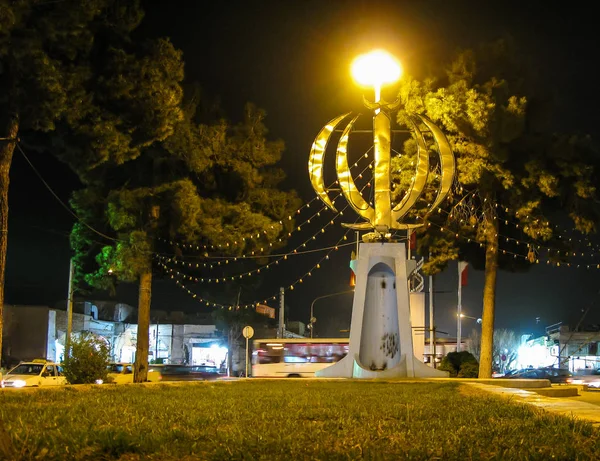Vista nocturna Monumento emblema de Irán, palabra Allah, Yazd, Irán — Foto de Stock