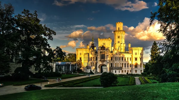 Vista exterior del castillo de Hluboka nad Vltavou al atardecer República Checa — Foto de Stock